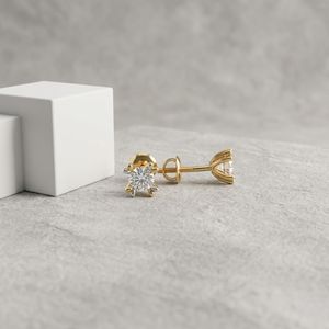 Boucles d'oreilles classiques en or 18 carats avec diamant rond taille brillant, sertissage solitaire élégant à quatre griffes pour femme, style minimaliste - Product Image 4