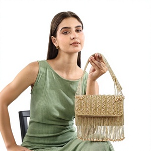 Bolso de Noche con Flecos de Cuentas Doradas Hecho a Mano, Elegante Bolso de Hombro - Product Image 1