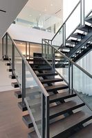 CBMMart escalier moderne en forme de U à double quille escalier en acier au carbone avec garde-corps en verre ultra clair