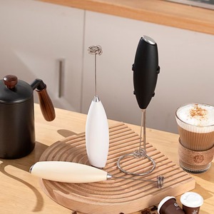 OEM Umweltfreundlicher Tragbarer Elektrischer Milchaufschäumer & Schneebesen aus Edelstahl, Batteriebetriebener Handmixer für Kaffee, Tee und Matcha - Product Image 3