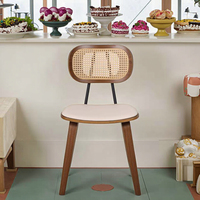Table à manger et chaises en bois de style rétro américain pour les cafés commerciaux et les restaurants de desserts au thé au lait