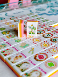 Juego de Fichas de Mahjong Americanas Rosa Mariposa Ángel, 160 Piezas de Acrílico, Grabado Jardín de Rosas, con Tapete de Regalo - Product Image 5