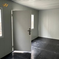 Maison conteneur modulaire en acier préfabriquée avec fenêtres et panneaux sandwich isolés pour bureau temporaire ou projet de dortoir