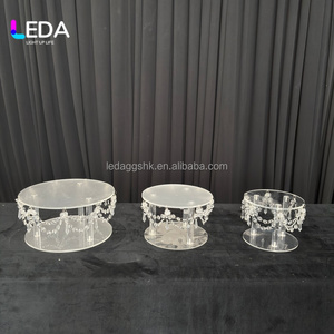 Support à gâteau de mariage de luxe en acrylique LEDA avec perles de lustre en cristal pour la présentation de cupcakes et la décoration d'événements de banquet de mariage - Product Image 4