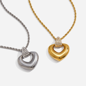 Collar con colgante de corazón de acero inoxidable con diamantes de imitación y cadena trenzada, regalo de joyería para mujer - Product Image 1