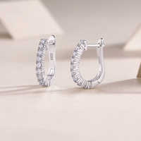 Boucles d'oreilles créoles en argent sterling 925 avec moissanite pour femme, à rangée unique et griffes partagées, style Huggie éternité