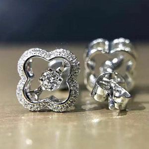 Orecchini a Quadrifoglio per Donne, Eleganti Gioielli Minimalisti in Stile Coreano con Cristalli Incastonati, per Uso Quotidiano - Product Image 3