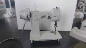Machine à coudre industrielle à point de chaînette RONMACK RM-620D à entraînement direct pour gants et petits articles - Product Image 3