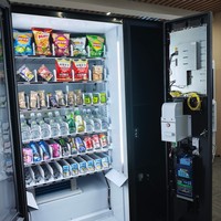 Distributeur automatique d'aliments surgelés avec lecteur de cartes Distributeur combiné de collations à écran tactile de 10.1 pouces pour restauration rapide et boissons réfrigérées
