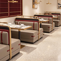 Ensemble de sièges d'angle en forme de U en cuir PU avec garniture dorée de luxe, table et chaises commerciales personnalisées pour projet de bistrot ou d'hôtel
