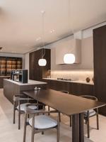 Meubles de cuisine modernes Vermonhouzz bicolores, style Wabi Sabi, armoires de cuisine à panneaux plats, porte en bois massif