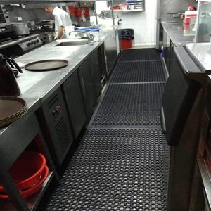 Tapis de sol en caoutchouc anti-fatigue avec trous de drainage 83*36*0.4 pouces, tapis amortissant antidérapant, protection de sol robuste - Product Image 2