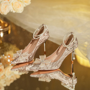 Zapatos de Novia con Tacón de Aguja, Punta en Pico, Correa en el Tobillo, Cadena de Perlas y Lazo, Forro de Satén, Altura Súper Alta de 8 cm - Product Image 1