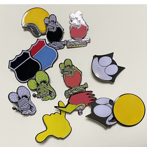 Insignia Metálica de Alta Gama con Diseño de Gato de Dibujos Animados Retro, en Oferta - Product Image 1