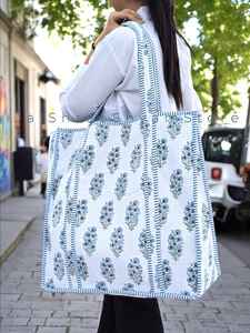 กระเป๋าโท้ทผ้าฝ้ายลายควิลท์แสนสบายสำหรับใช้ในชีวิตประจำวัน พร้อมลายดอกไม้แบบดั้งเดิมที่ทำด้วยมือ และพื้นที่ภายในกว้างขวางสำหรับของใช้จำเป็นในชีวิตประจำวัน - Product Image 5