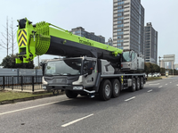 Grue mobile de marque renommée ZTC2000VS863 de 200 tonnes avec hauteur de levage maximale de 116,5 m, entrejambe de 7,85 x 8,2 m et moments de charge élevés
