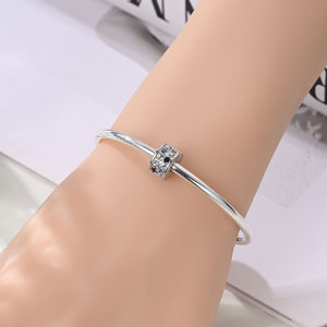 Esta delicada, hipoalergénica y elegante joya/obsequio está hecha de latón blanco y cuenta con una cuentas protectora. - Product Image 6