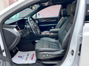 <span class=keywords><strong>Cadillac</strong></span> <span class=keywords><strong>XT5</strong></span> 2.0T Turbo AWD Premium 2022, voiture d'occasion en excellent état, conduite à gauche, intérieur foncé, sièges en cuir - Product Image 5