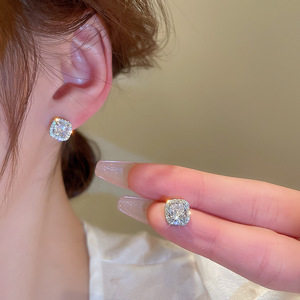 Orecchini a Perno con Piccoli Accenti in Pietra per Donne, Gioielli Minimalisti alla Moda - Product Image 1