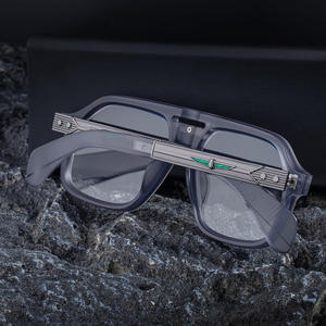 Gafas de sol cuadradas Polo Haus para hombre, lentes fotocromáticas UV400 de PC, montura de plástico negro y metal, protección solar para exteriores. - Product Image 3