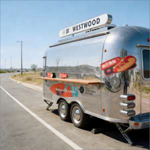 Carrito <span class=keywords><strong>de</strong></span> Currywurst Alemán con Salchicha Asada y Salsa <span class=keywords><strong>de</strong></span> Curry, <span class=keywords><strong>Comida</strong></span> Callejera Estilo Berlín con Papas Fritas - Product Image 1