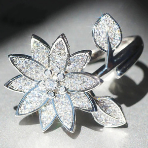 Elegante Anello Regolabile con Foglie Floreali e Zirconi, Design Minimalista Aperto, Gioiello da Donna alla Moda per Uso Quotidiano, Regalo Chic - Product Image 2