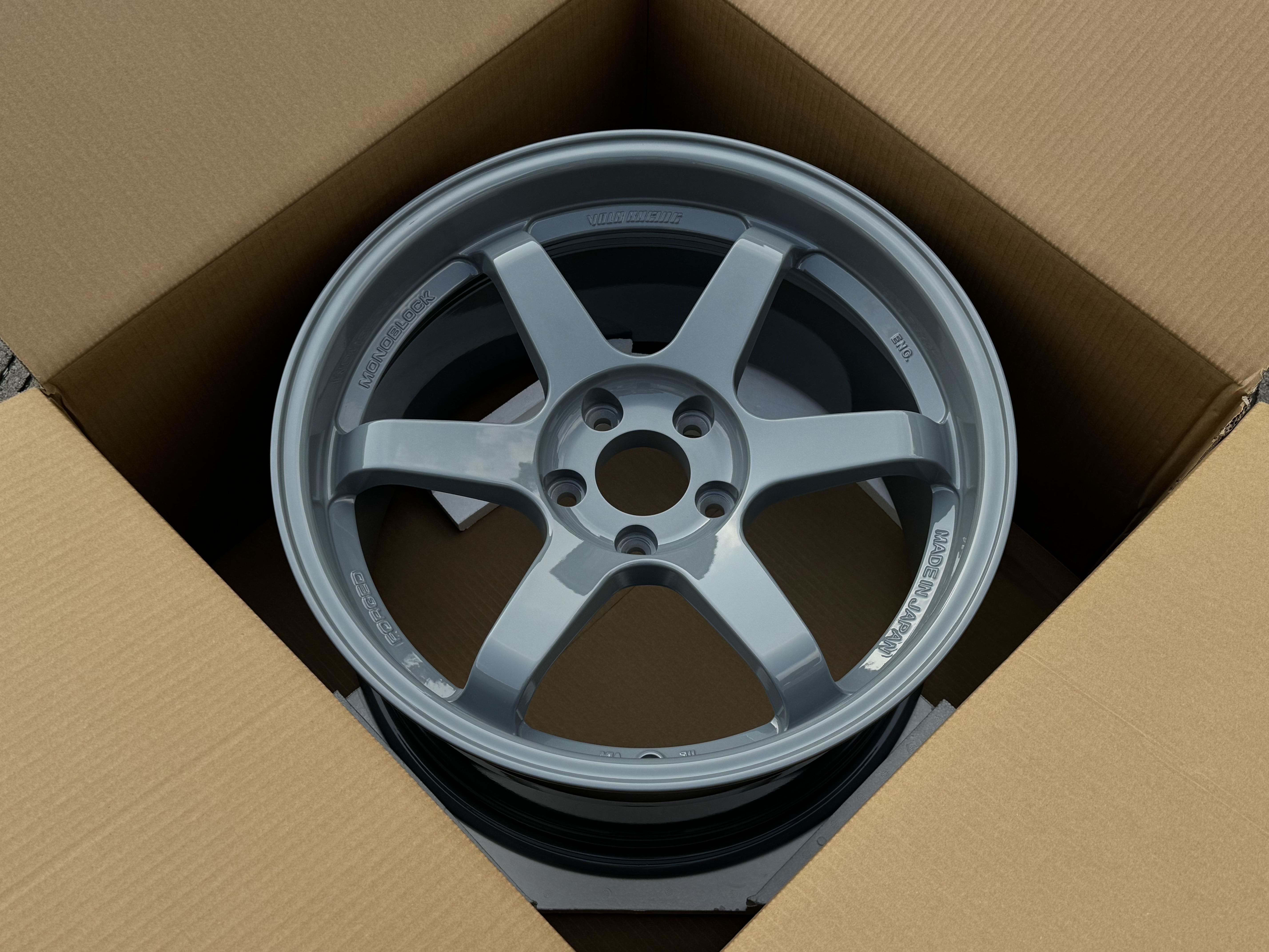 แขนสีเทา