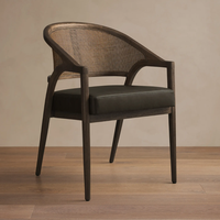 Fauteuil moderne de haute qualité avec coussin en cuir, dossier en osier et structure en chêne pour salle à manger ou mobilier d'hôtel