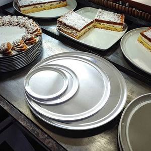 Plateau à pizza de 9 pouces en alliage d'aluminium de qualité alimentaire 1060 avec <span class=keywords><strong>couvercle</strong></span> allant au <span class=keywords><strong>four</strong></span> à large rebord <span class=keywords><strong>Plat</strong></span> et casseroles à fond <span class=keywords><strong>plat</strong></span> de 9 pouces - Product Image 1