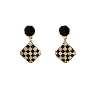 Boucles d'oreilles clous rétro classiques style palais, imitation perle, design géométrique carré tendance, en alliage de zinc, pour soirée, sensation luxueuse haut de gamme - Product Image 5