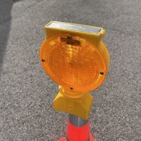 Feux de signalisation solaires LED jaunes en plastique avec protection IP66 pour la sécurité routière et le contrôle du trafic des cônes de signalisation
