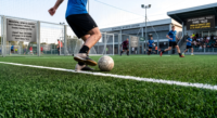 Gazon synthétique de football durable de 50 mm avec drainage robuste pour terrains de sport et terrains de football