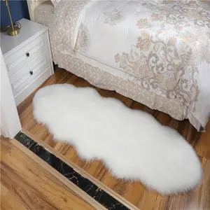 Tappeto in Acrilico a Doppio Strato Effetto Pelliccia di Pecora, Tappeto Shaggy Bianco in Finta Pelliccia, Tappeto Extra Spesso con Fondo in Camoscio - Product Image 1