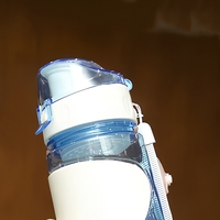 Bouteille d'eau de sport portable, tasse en plastique à double paroi avec sangle, tasse d'eau d'extérieur pour l'été, 1 pièce