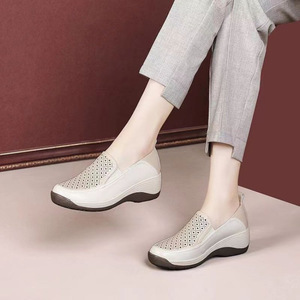 2025 printemps automne Collection nouvelles femmes petits mocassins en cuir unique talon compensé semelle souple décontracté creux appartements maman Style épais - Product Image 4