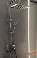 Système de douche moderne de style industriel en laiton poli et bronze canon, avec jets pluie et pulvérisation douce, eau froide et chaude, surface facile à nettoyer, service OEM
