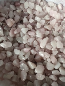 Bán Buôn Đánh Bóng <span class=keywords><strong>Rose</strong></span> <span class=keywords><strong>Quartz</strong></span> Stones Tinh Thể Tinh Thần Đá Màu Hồng Tự Nhiên Trang Trí Nội Thất 1.5-2Cm - Product Image 2