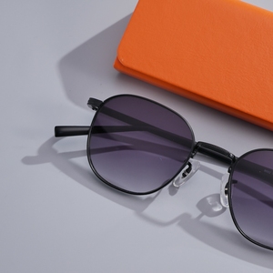 Lunettes de soleil tendance avec monture carrée ronde en titane pour hommes et femmes, verres colorés UV400, style vintage, logo personnalisé, vente en gros OEM - Product Image 5