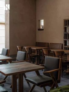 Mesa de Comedor de Madera Maciza de Estilo Retro Vintage de Grado Comercial, Sillas Cuadradas Estilo Wabi-Sabi, Muebles para Comedor o Cafetería, Hecho en China - Product Image 1