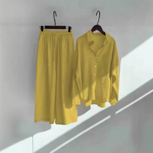 Conjunto de Camisa Holgada y Pantalones Anchos para Mujer en Tonos Verde Fresco o Neutros - Product Image 1