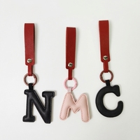 Porte-clés en cuir uni personnalisé de haute qualité avec 26 lettres alphabet et breloque de sac en forme de lettre gonflée – Vente en gros
