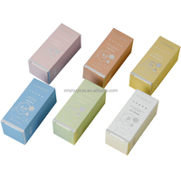 Coffret d'articles de toilette bleu texturé pour hôtel, avec logo personnalisé en relief, comprenant brosse à dents, savon, peigne, rasoir jetables et emballage en carton