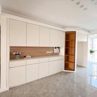 Buffet de cuisine sur mesure avec encastrement pour réfrigérateur, intégration parfaite aux armoires environnantes