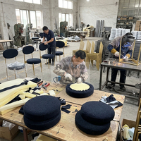 Chaises de mariage empilables d'extérieur en velours noir et métal doré pour banquets d'hôtel modernes