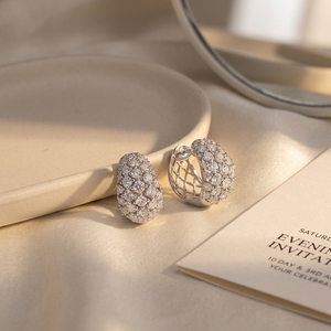 Boucles d'oreilles créoles Huggie en or jaune avec diamant de laboratoire DE VS, rangée unique pavée, petit cercle de luxe pour femme - Product Image 1