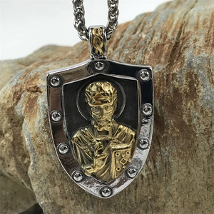 सबसे अधिक बिकने वाला यूरो-अमेरिकी ट्रेंडी निक्लॉस अभिभावक शील्ड हिप-हॉप नेकलेस टिकाऊ विंटेज शैली थोक स्टेनलेस स्टील - Product Image 3