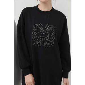 Tunique noire pour femme Puane avec détails en pierres adhésives sur le devant et embellissements scintillants, haut élégant à manches longues, modèle 10612TUN - Product Image 2