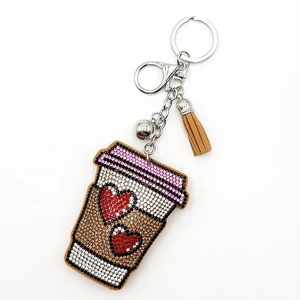 Llavero con colgante de aleación de zinc con forma de corazón y diamantes incrustados, estilo europeo americano, con flecos, para taza de café - Product Image 2