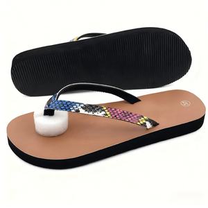 Sandales tongs en peau de serpent pour femmes, colorées, avec lanières arc-en-ciel, semelle marron, pour l'été et la plage, personnalisables avec logo, fabrication OEM - Product Image 3