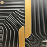 Porte en bois rayée noire et dorée moderne, porte de sécurité intérieure et extérieure de luxe avec un design texturé élégant pour la maison et le bureau